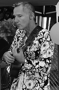Andre Ohren spielt Ukulele auf einem Sommerfest