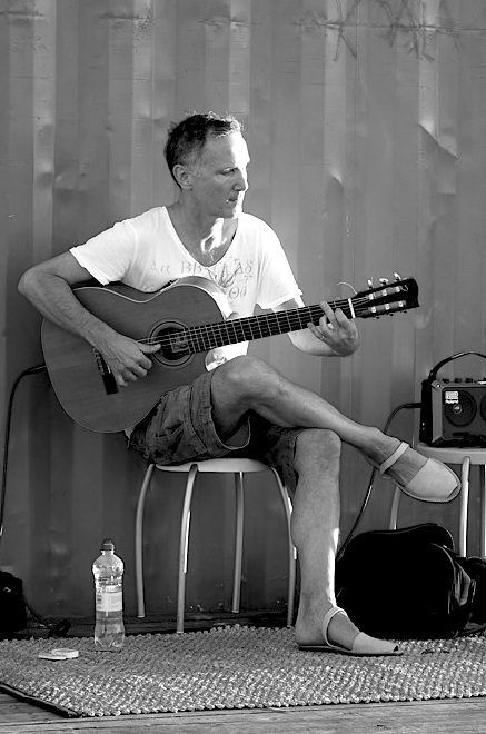 Andre Ohren spielt spanische Gitarre